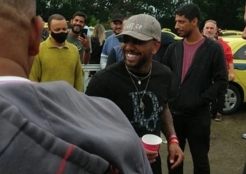 Nego do Borel curte balada e posa com ex de Anitta após sumiço e relato de depressão