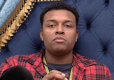 Em hotel com participantes, Nego Di detona ex-bbbs: ‘fingindo ser amigos’