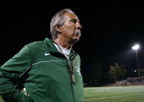 Treinador de série da Netflix morre após ser baleado em campus nos EUA 