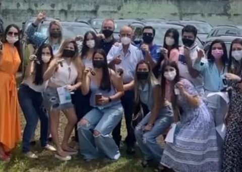 Prefeito presenteia 15 netos com carros de luxo e viraliza  