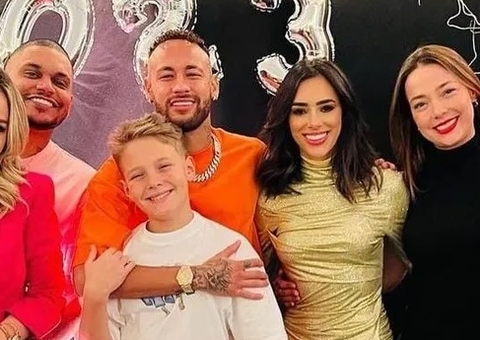 Neymar passa a virada do ano na França com Bruna Biancardi