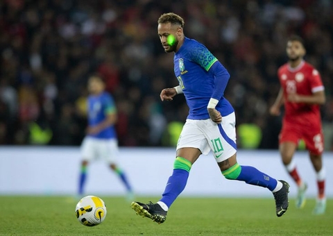 Racismo, porrada no Neymar e Hino vaiado unem seleção a dois meses da Copa