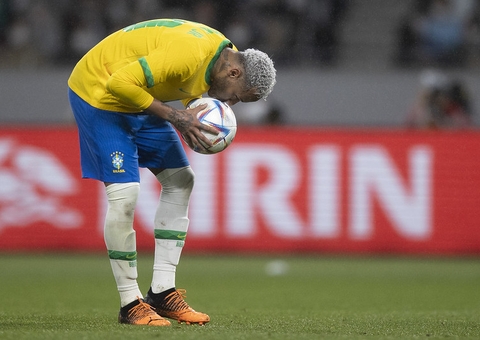 Neymar vê ano caótico e se machuca após só 9 jogos desde última lesão grave