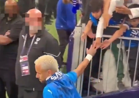 Neymar desabafa sobre boato de furto de anel em jogo: 'pena me tratarem assim no Brasil'