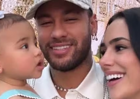 Neymar e Bruna Biancardi curtem jantar em família com Mavie na Arábia Saudita
