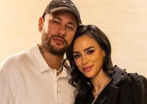 Neymar posta clique romântico beijando Bruna Biancardi
