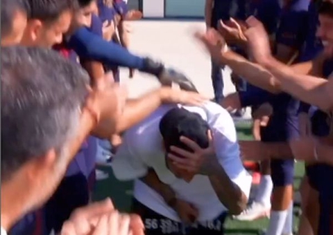 Neymar vai a CT do PSG se despedir e passa por corredor polonês; veja