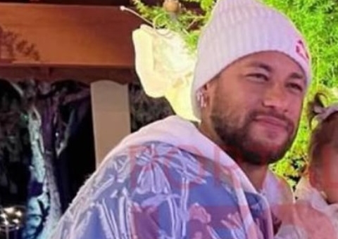 Neymar Jr. e Amanda Kimberlly posam juntos em aniversário de Helena