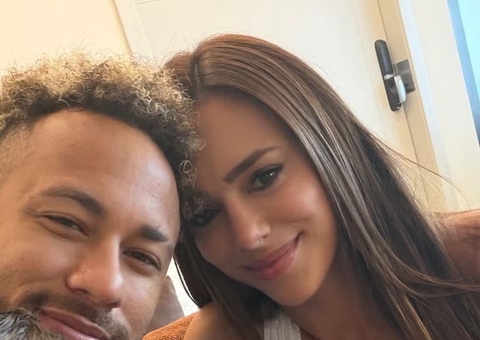 Neymar encanta com foto ao lado de Bruna Biancardi e duas filhas