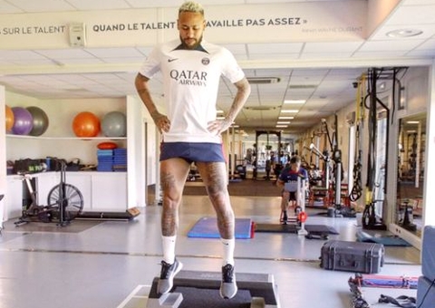 Messi e Neymar antecipam volta aos treinos do PSG
