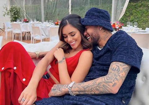 Neymar surge em clima de romance com namorada e ganha declaração: ‘te amo’
