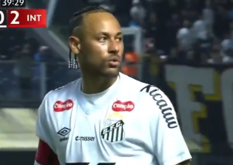 Neymar bate-boca com torcedor após derrota do Santos; vídeos
