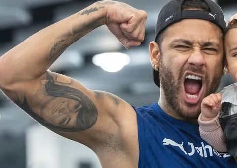 Neymar posa com Mavie na academia e encanta seguidores