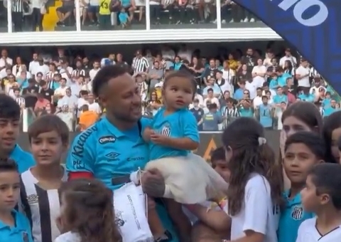 Neymar encanta com a filha Mavie em campo no jogo contra o Botafogo