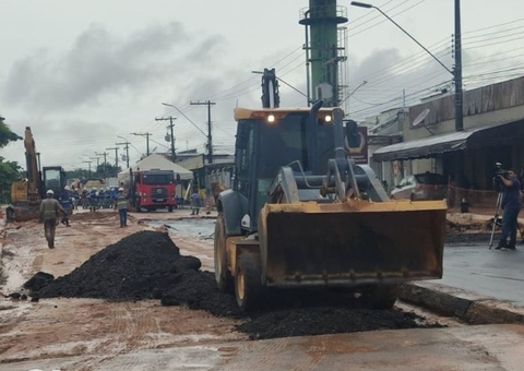 Trânsito segue interditado em área onde tubulação se rompeu em Manaus 