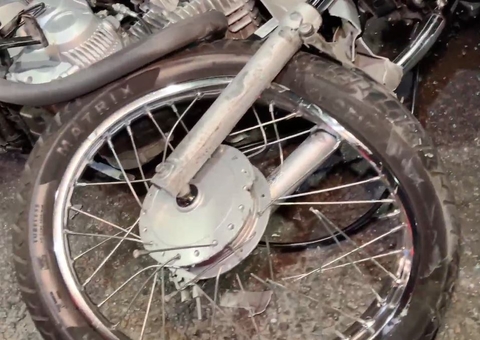 Motociclista atinge carro e é arremessado durante acidente no Novo Aleixo