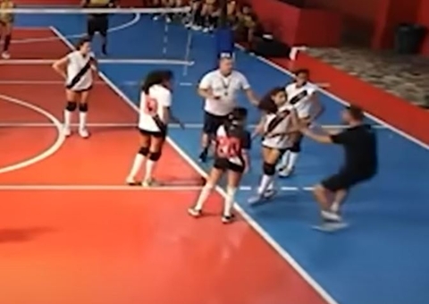 Técnico de vôlei do Vasco agride jogadora do sub-17 em quadra e é demitido
