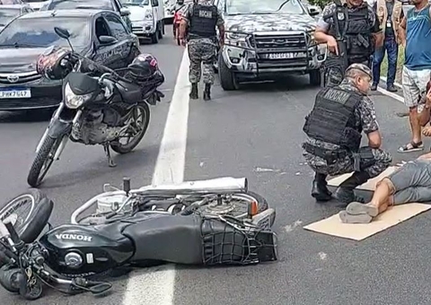 Casal fica ferido em acidente gravíssimo entre carro e moto na av. Torquato Tapajós