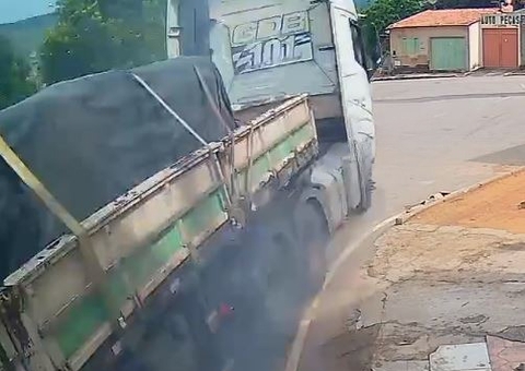 Vídeo mostra carreta de cimento invadindo casa onde mãe filha morreram