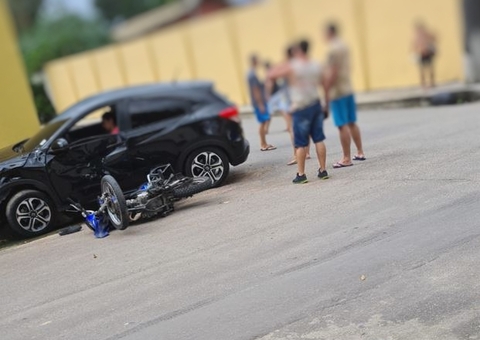 Acidente entre carro e motocicleta deixa homem ferido em Manaus
