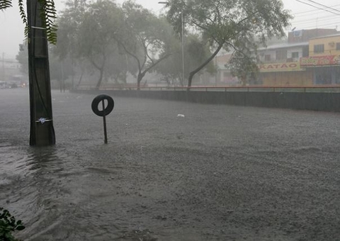 Com alagação, deslizamento, chuva volta a causar estragos em Manaus