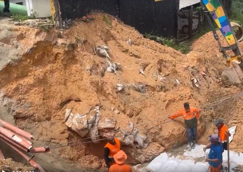 Reparo de cratera que se abriu na Av. Constantino Nery deve durar mais 3 dias 