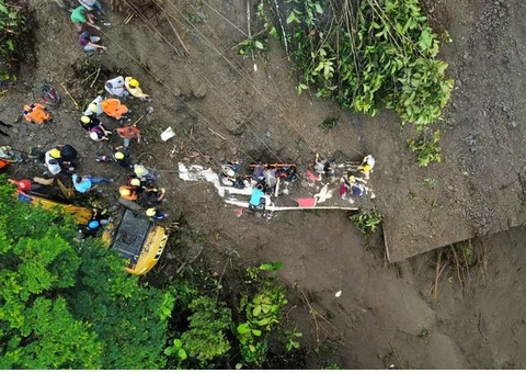 Deslizamento de terra 'engole' ônibus em estrada e mata 27 pessoas 