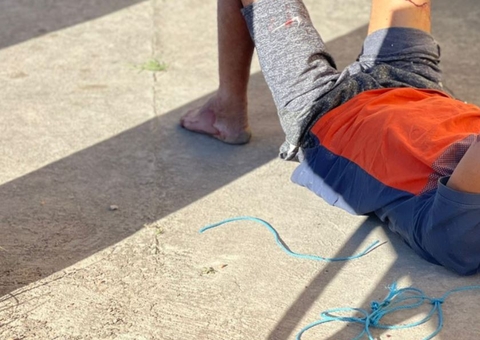 Homem é espancado e amarrado a poste ao tentar assaltar criança em Manaus