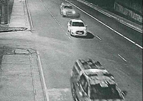 Imagem mostra viaturas da Rocam conduzindo carro de vítimas de chacina rumo a AM-010