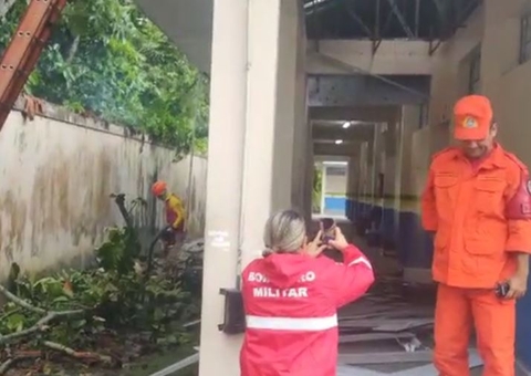 Alunos ficam feridos após árvore cair em cima de escola durante temporal em Manaus 