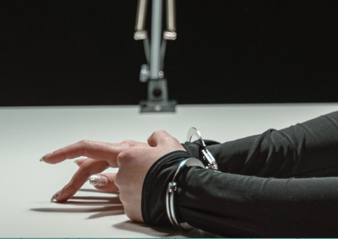 Mãe é presa por agredir bebê e criança de 6 anos em Manaus 