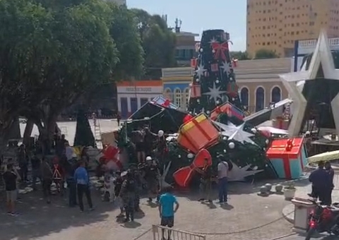 Estrutura de árvore de Natal gigante despenca sobre trabalhadores no Largo; veja vídeo 