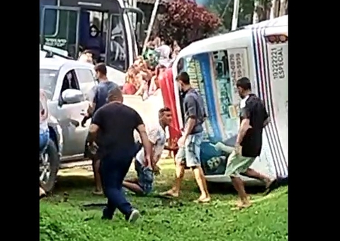 Vídeos mostram cenário de desespero após acidente entre caminhão e micro-ônibus na BR-174