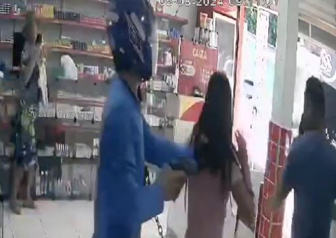 Dupla faz funcionários e clientes de drogaria reféns durante assalto em Manacapuru