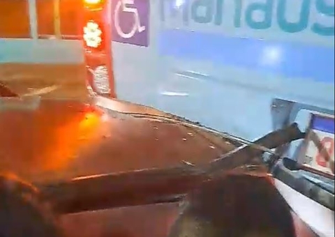 Vídeo: Criança e outras 3 pessoas ficaram feridas em acidente entre carro e ônibus