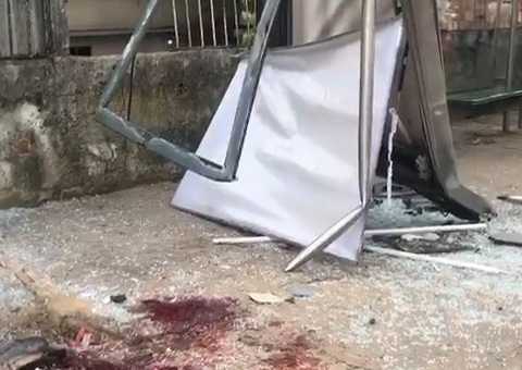 Mulher estava indo trabalhar quando foi esmagada por carro em ponto de ônibus em Manaus 