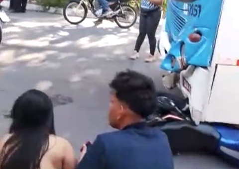 Casal vai parar no hospital ao ter moto atropelada por ônibus em Manaus 