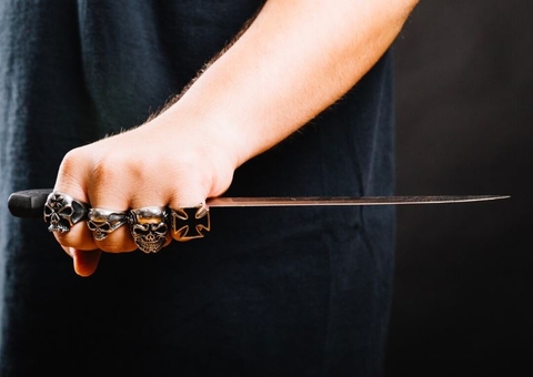 Irmã mata jovem com facada no peito durante bebedeira 