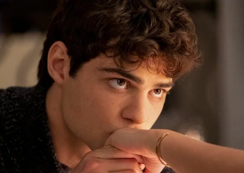 'Galã da Netflix' Noah Centineo surge irreconhecível em nova foto; veja antes e depois