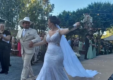 Casal que se conheceu após perder noivos em acidente no mesmo lugar se casa em MG