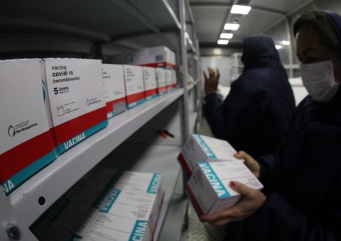 Amazonas recebe 221,8 mil doses e pessoas abaixo de 60 anos serão vacinadas