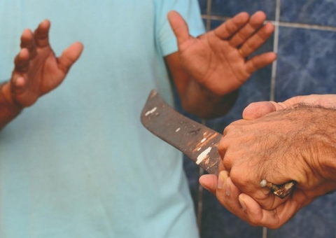 Vizinho tenta matar homem a golpes de terçado durante confusão em Manaus