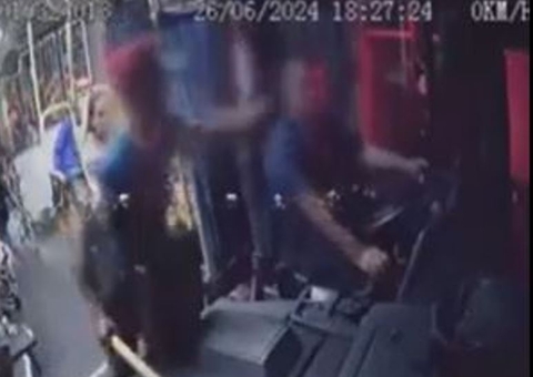 Vídeo chocante mostra motorista da linha 455 sendo retalhado no rosto por assaltante