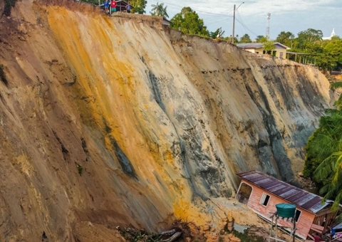 Desbarrancamento atinge 30 casas e deixa famílias desabrigadas no Amazonas