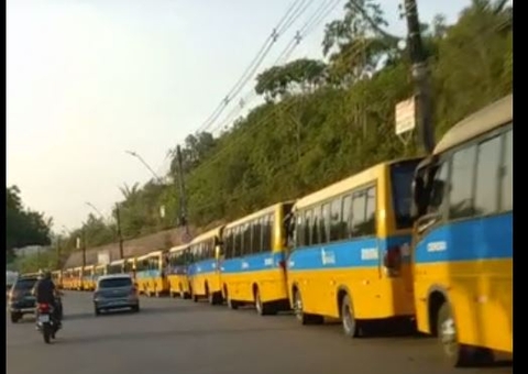 Paralisação de 'Amarelinhos' interdita avenida e pega população de surpresa em Manaus