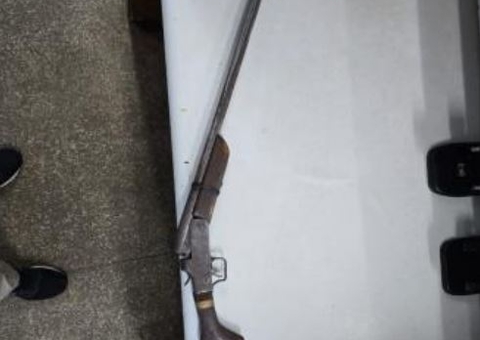 Marido e sogro são presos por agredirem e ameaçarem mulher com espingardas