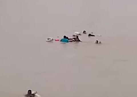 Vídeo mostra desespero dos pais após bebê de 2 meses cair em rio no Amazonas