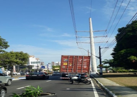 Carreta em pane na Av. Efigênio Sales causa retenção na Bola do Coroado