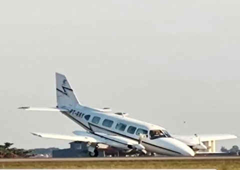 Avião bimotor tem problemas no pouso e toca bico no chão em aeroporto