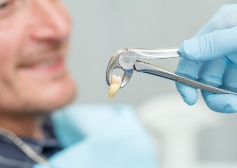 Dentista deve indenizar paciente por extrair dente errado em Manaus